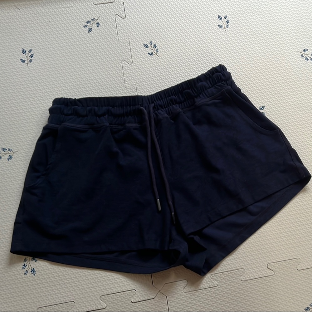 Beyond Yoga Women’s Athleisure Shorts in Navy Blue size Small